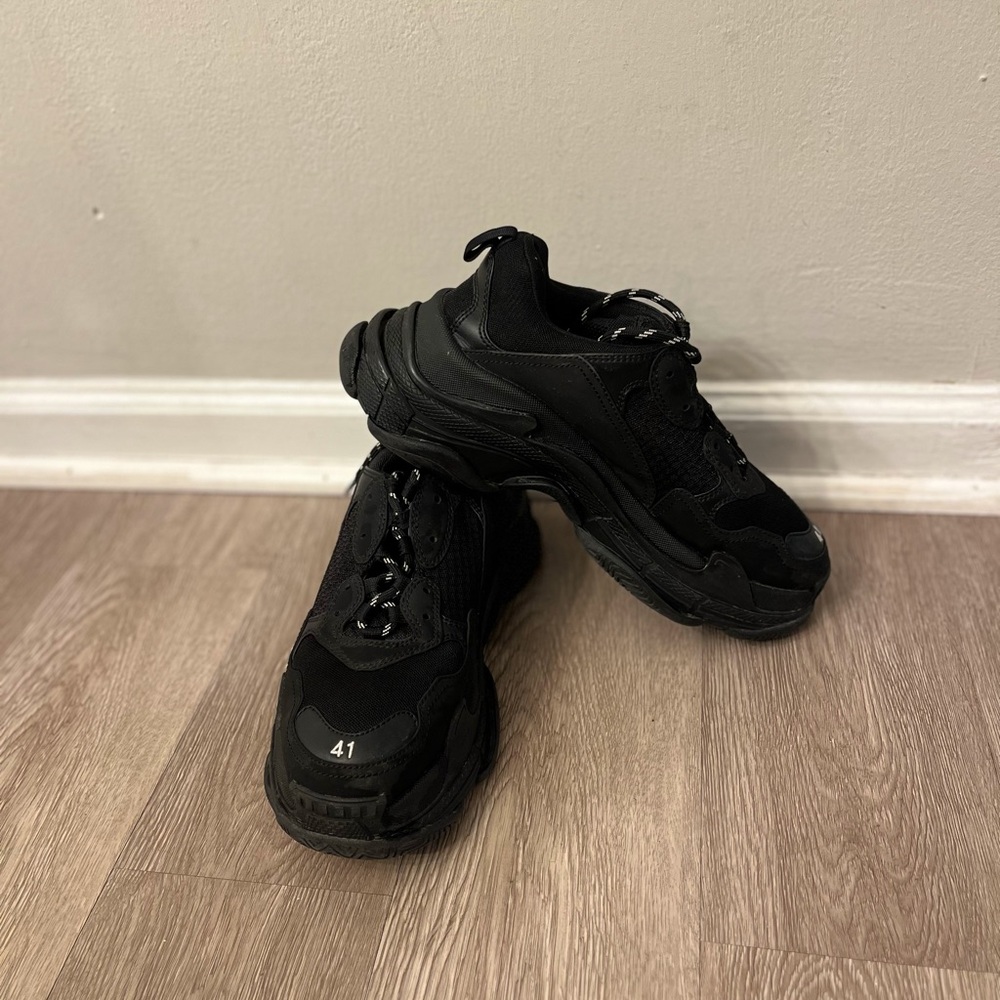 Balenciage Triple S men, Used 1 time. The price is negotiable.